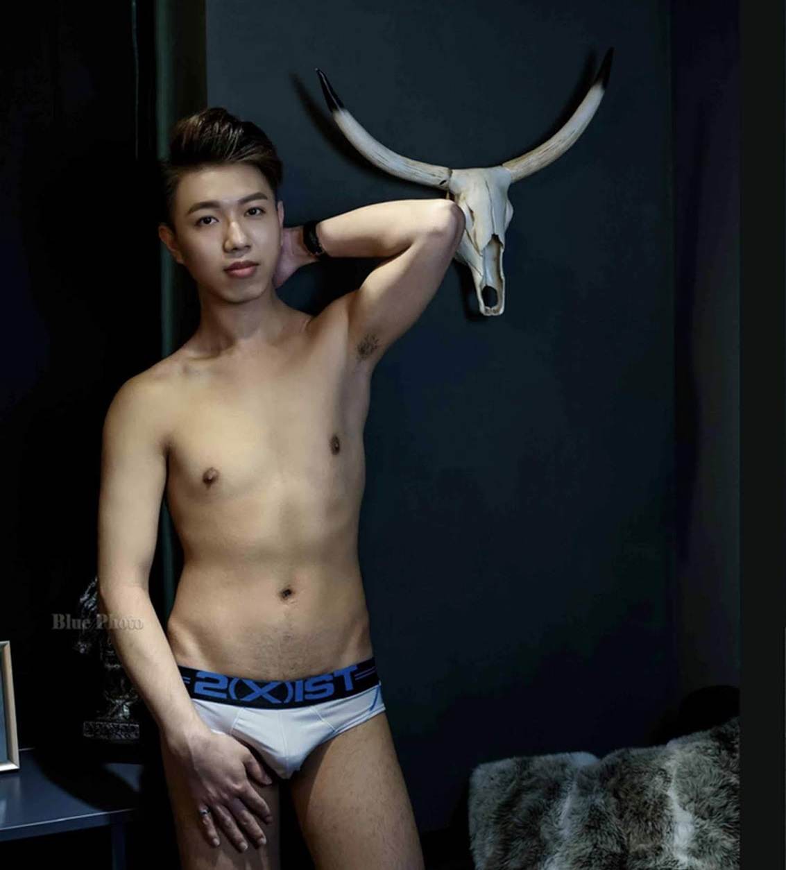 หนุ่มหล่อขึ้นปก 881.6