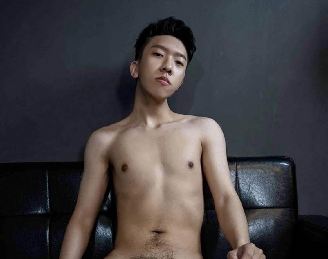 หนุ่มหล่อขึ้นปก 881.6