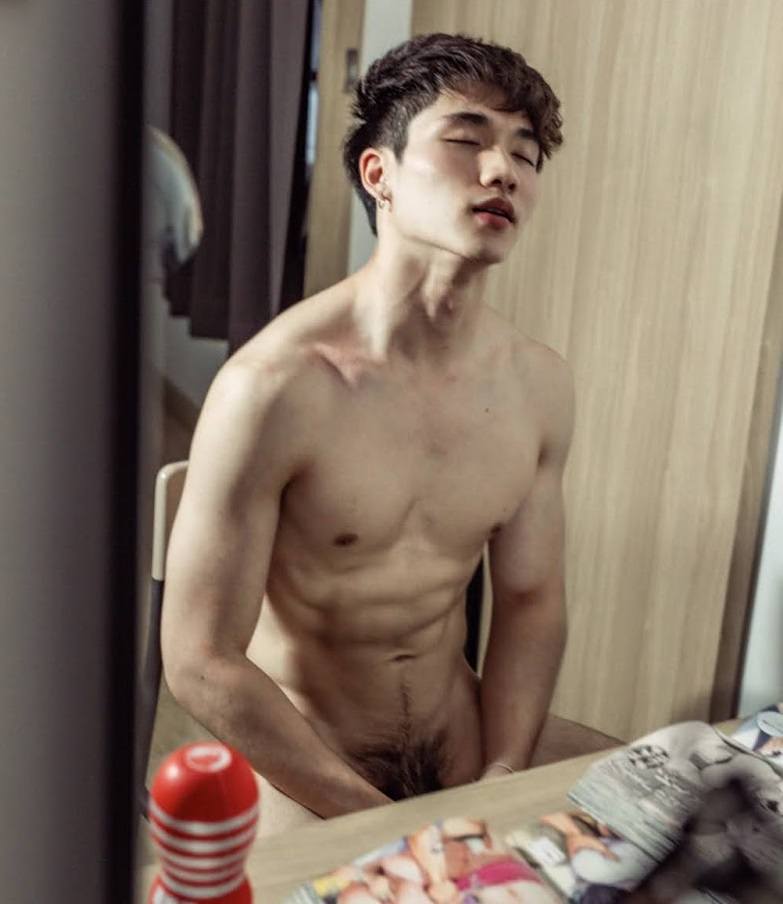 หนุ่มหล่อขึ้นปก 894.7