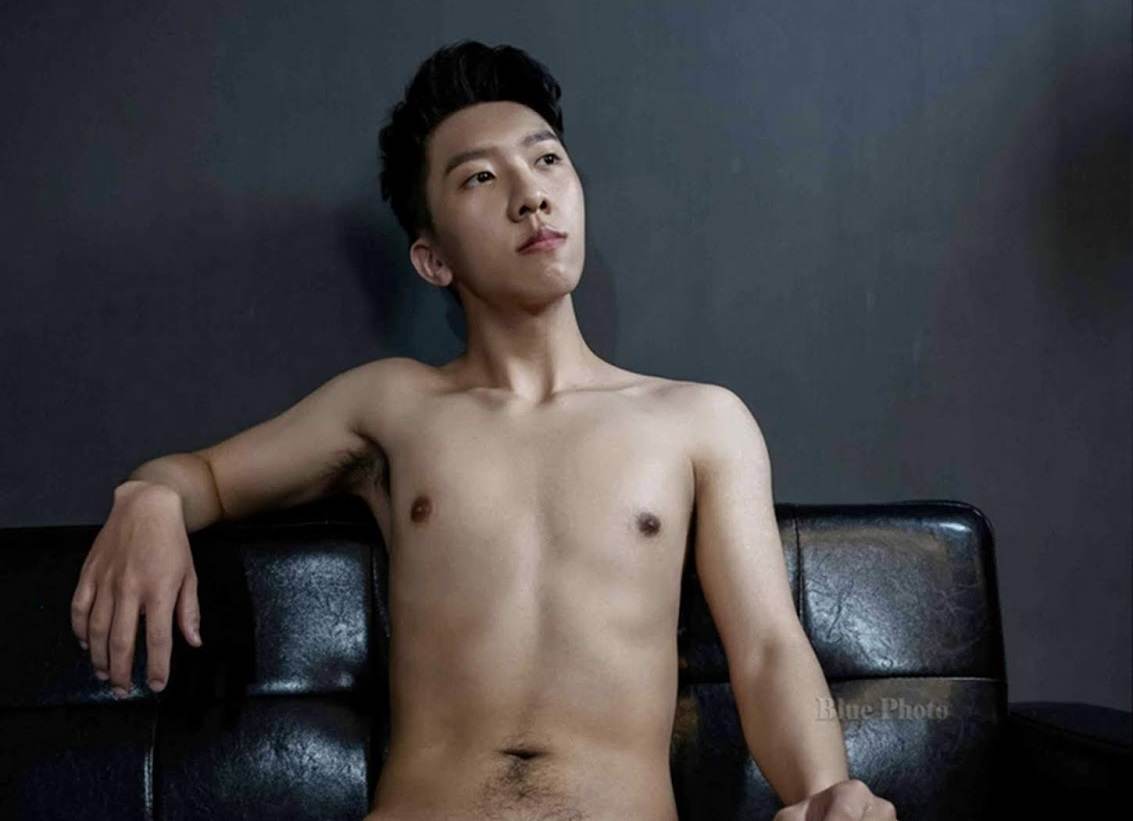 หนุ่มหล่อขึ้นปก 881.7