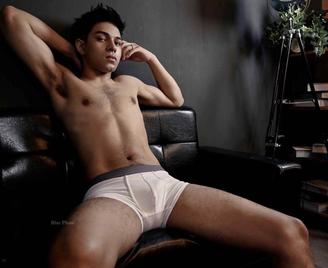 หนุ่มหล่อขึ้นปก 881.7