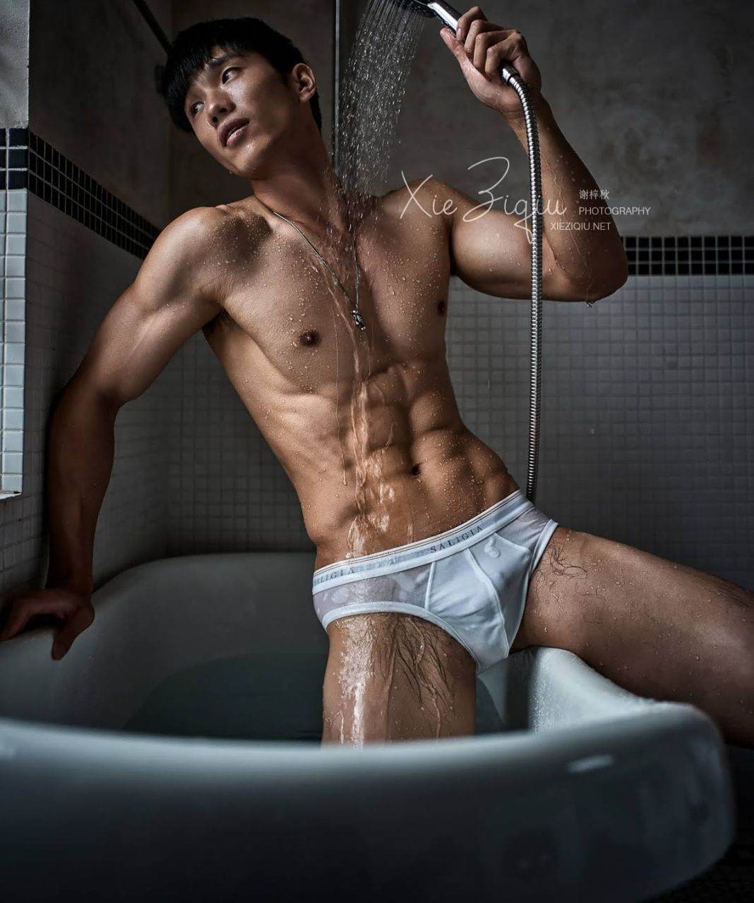 หนุ่มหล่อขึ้นปก 889.5