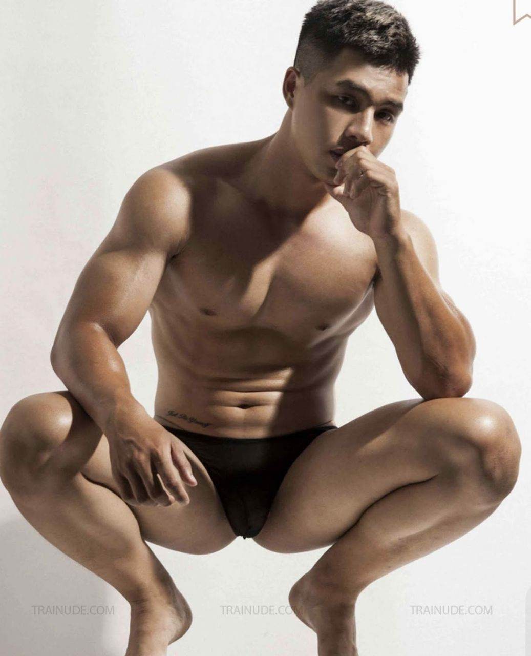 หนุ่มหล่อขึ้นปก 903.3
