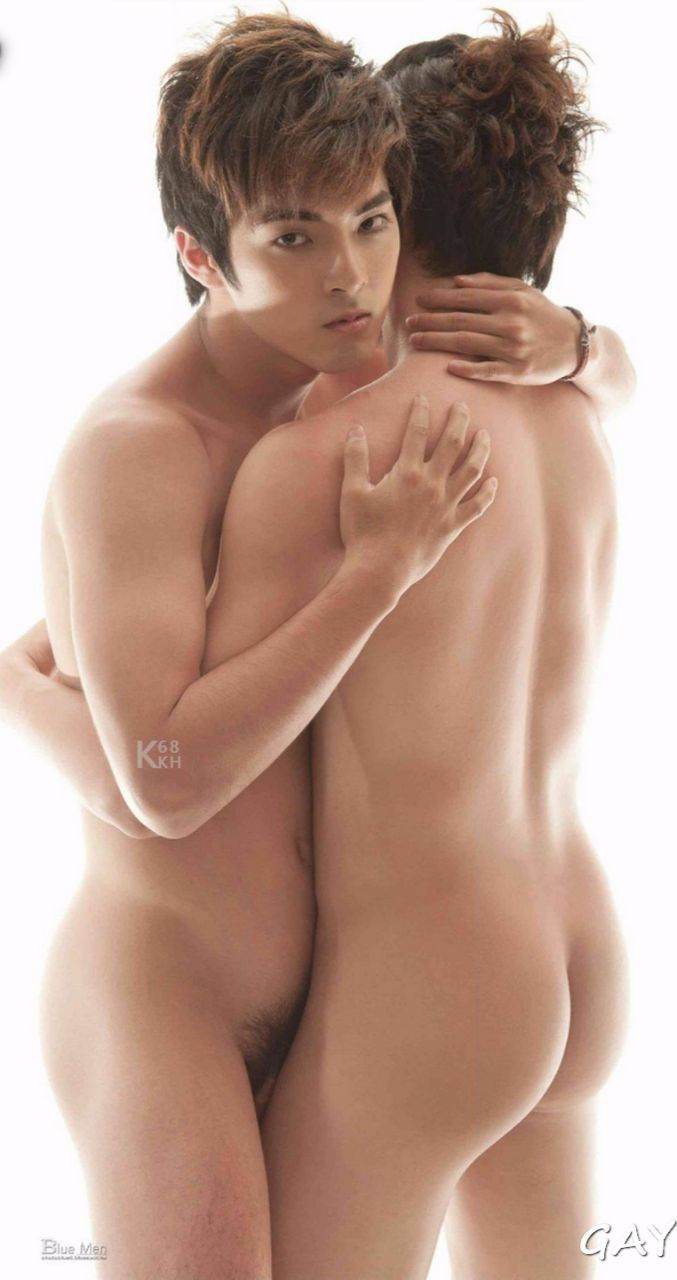 สองขาพับพักบนบ่าก้นลอยตามขึ้นมาอ้าขาเล็กน้อย (ตั้งท่าซี๊ดส์อัพ)
