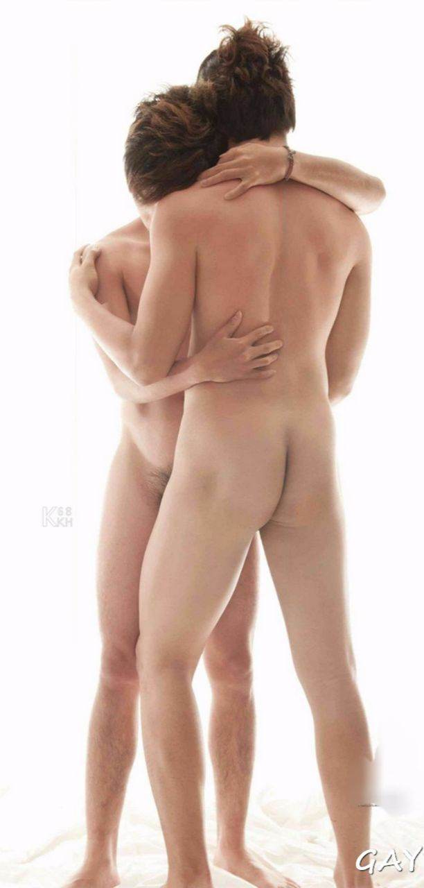 สองขาพับพักบนบ่าก้นลอยตามขึ้นมาอ้าขาเล็กน้อย (ตั้งท่าซี๊ดส์อัพ)