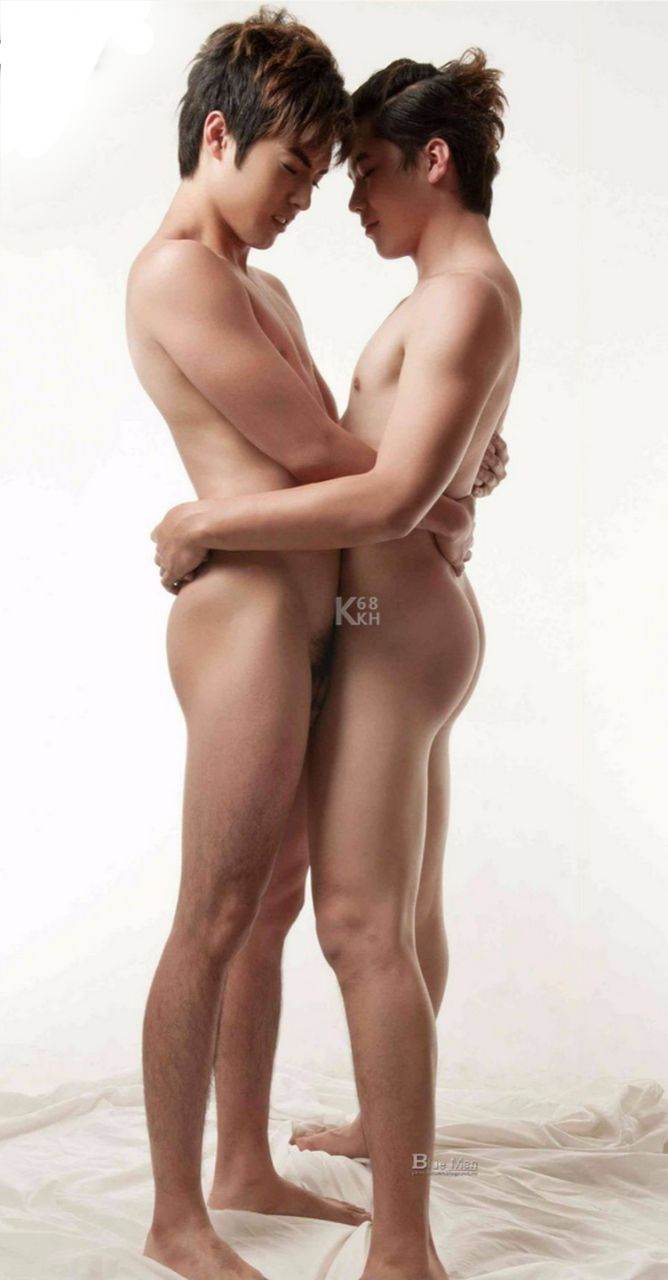 สองขาพับพักบนบ่าก้นลอยตามขึ้นมาอ้าขาเล็กน้อย (ตั้งท่าซี๊ดส์อัพ)