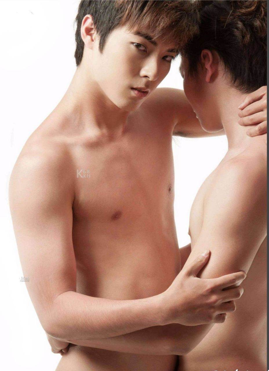 สองขาพับพักบนบ่าก้นลอยตามขึ้นมาอ้าขาเล็กน้อย (ตั้งท่าซี๊ดส์อัพ)