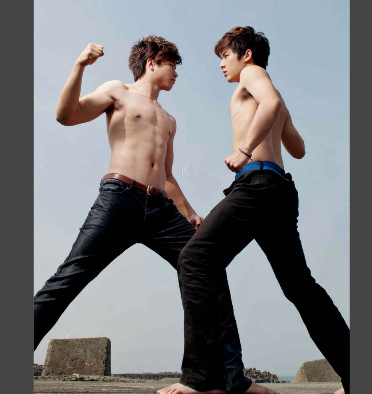 สองขาพับพักบนบ่าก้นลอยตามขึ้นมาอ้าขาเล็กน้อย (ตั้งท่าซี๊ดส์อัพ)