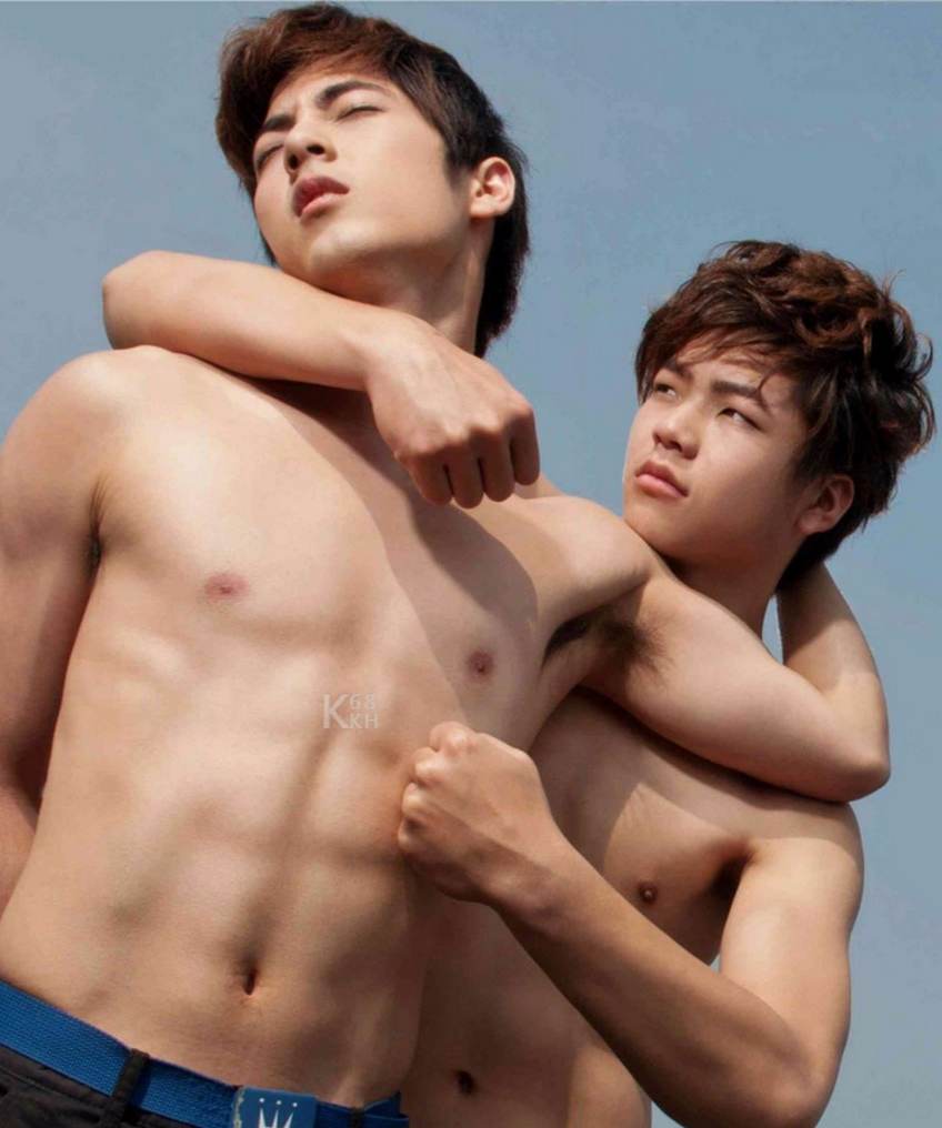 สองขาพับพักบนบ่าก้นลอยตามขึ้นมาอ้าขาเล็กน้อย (ตั้งท่าซี๊ดส์อัพ)