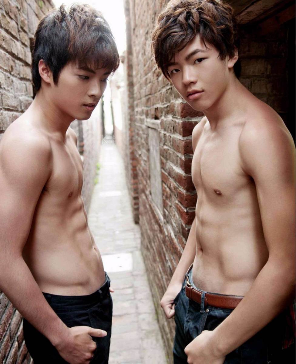 สองขาพับพักบนบ่าก้นลอยตามขึ้นมาอ้าขาเล็กน้อย (ตั้งท่าซี๊ดส์อัพ)
