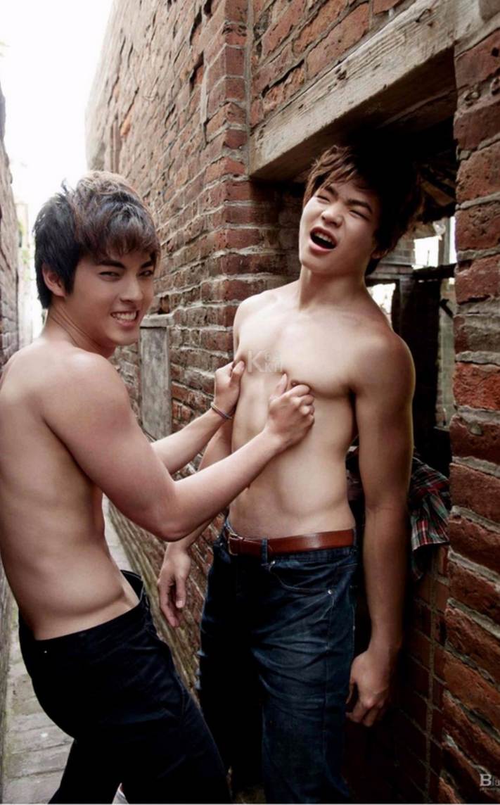 สองขาพับพักบนบ่าก้นลอยตามขึ้นมาอ้าขาเล็กน้อย (ตั้งท่าซี๊ดส์อัพ)