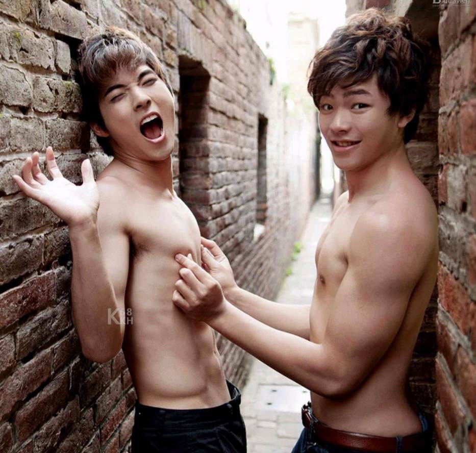 สองขาพับพักบนบ่าก้นลอยตามขึ้นมาอ้าขาเล็กน้อย (ตั้งท่าซี๊ดส์อัพ)