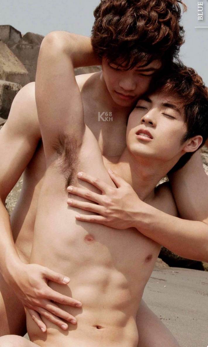 สองขาพับพักบนบ่าก้นลอยตามขึ้นมาอ้าขาเล็กน้อย (ตั้งท่าซี๊ดส์อัพ)