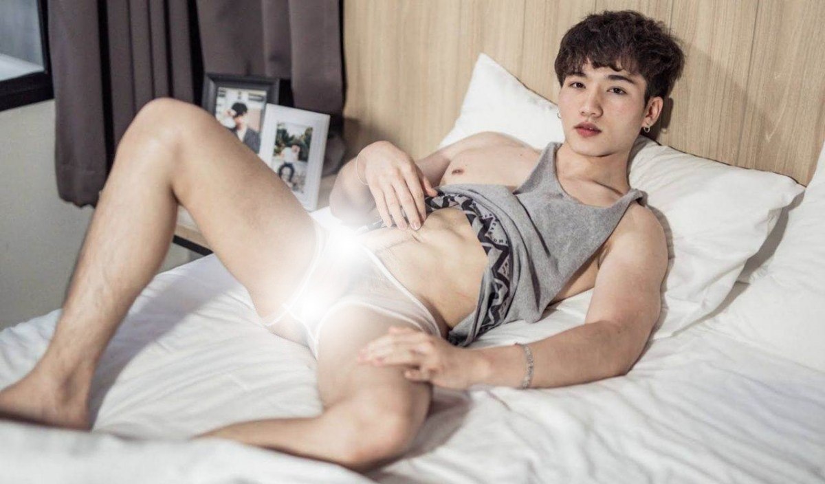 หนุ่มหล่อขึ้นปก 894.10