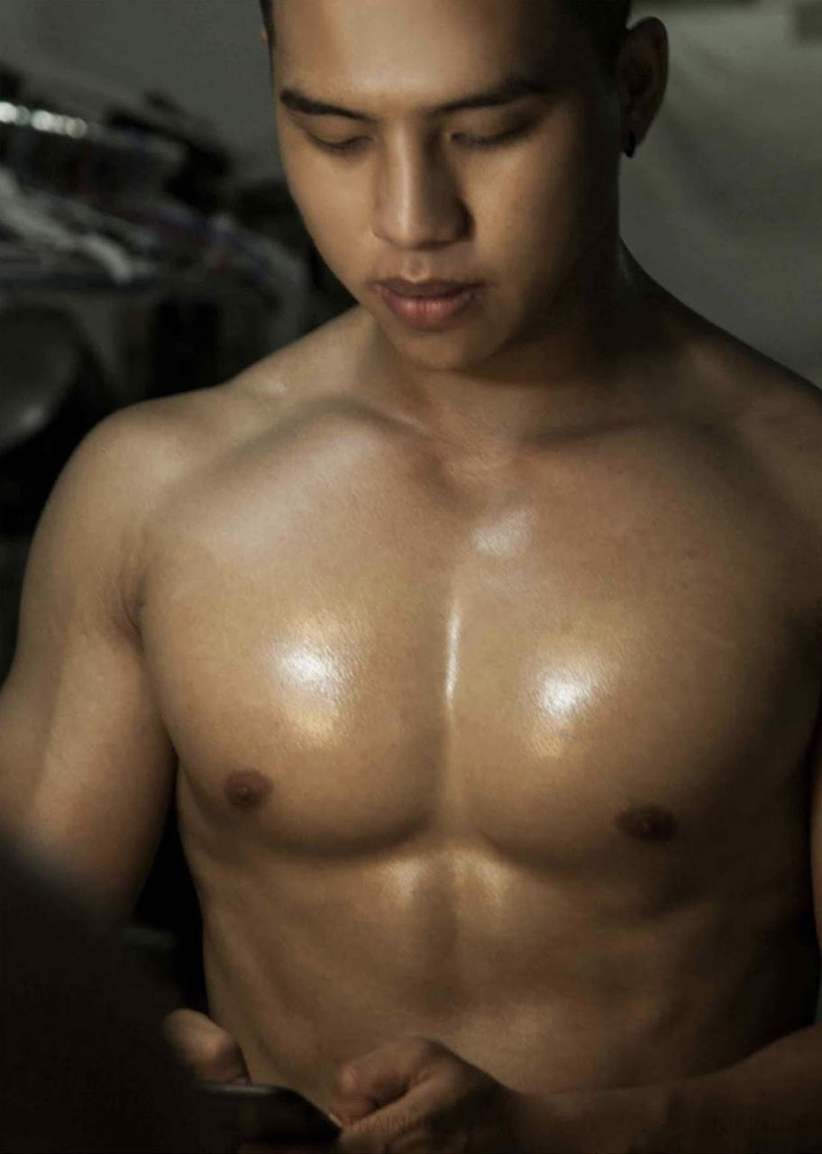 หนุ่มหล่อขึ้นปก 903.4