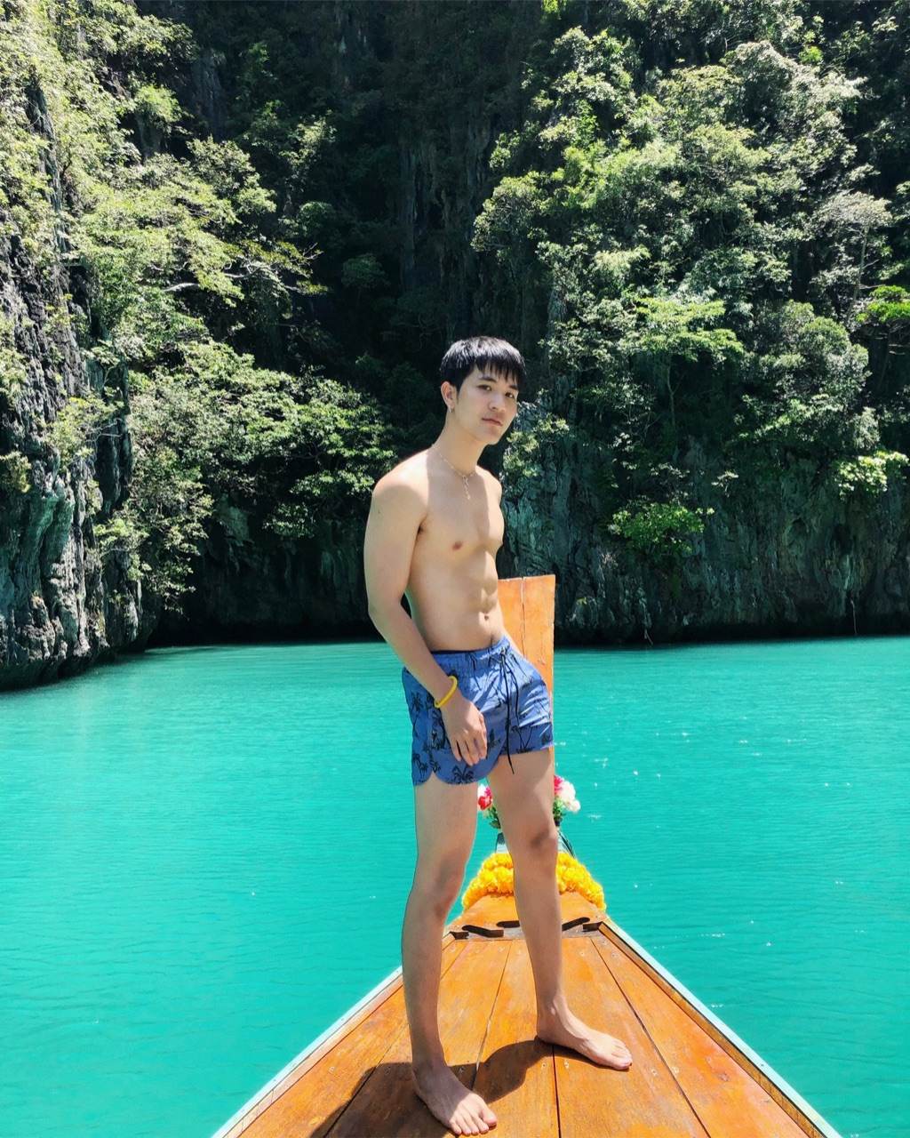 ถอดโชว์เรือนร่าง 2689