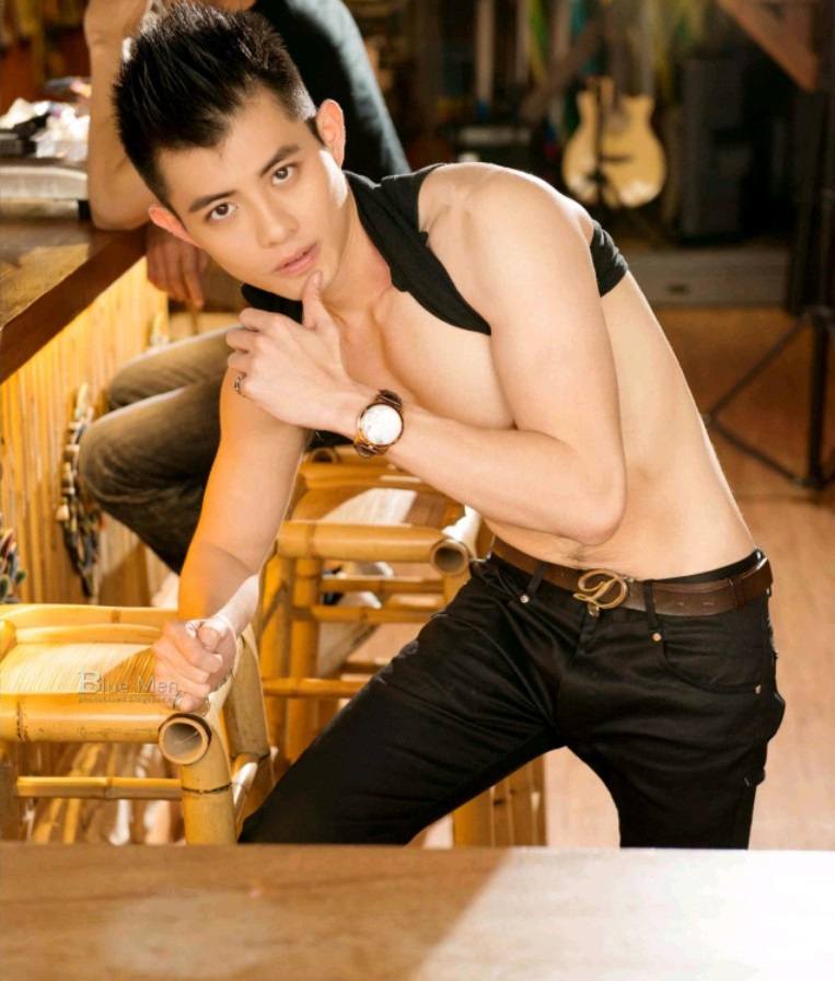 หนุ่มหล่อขึ้นปก 907