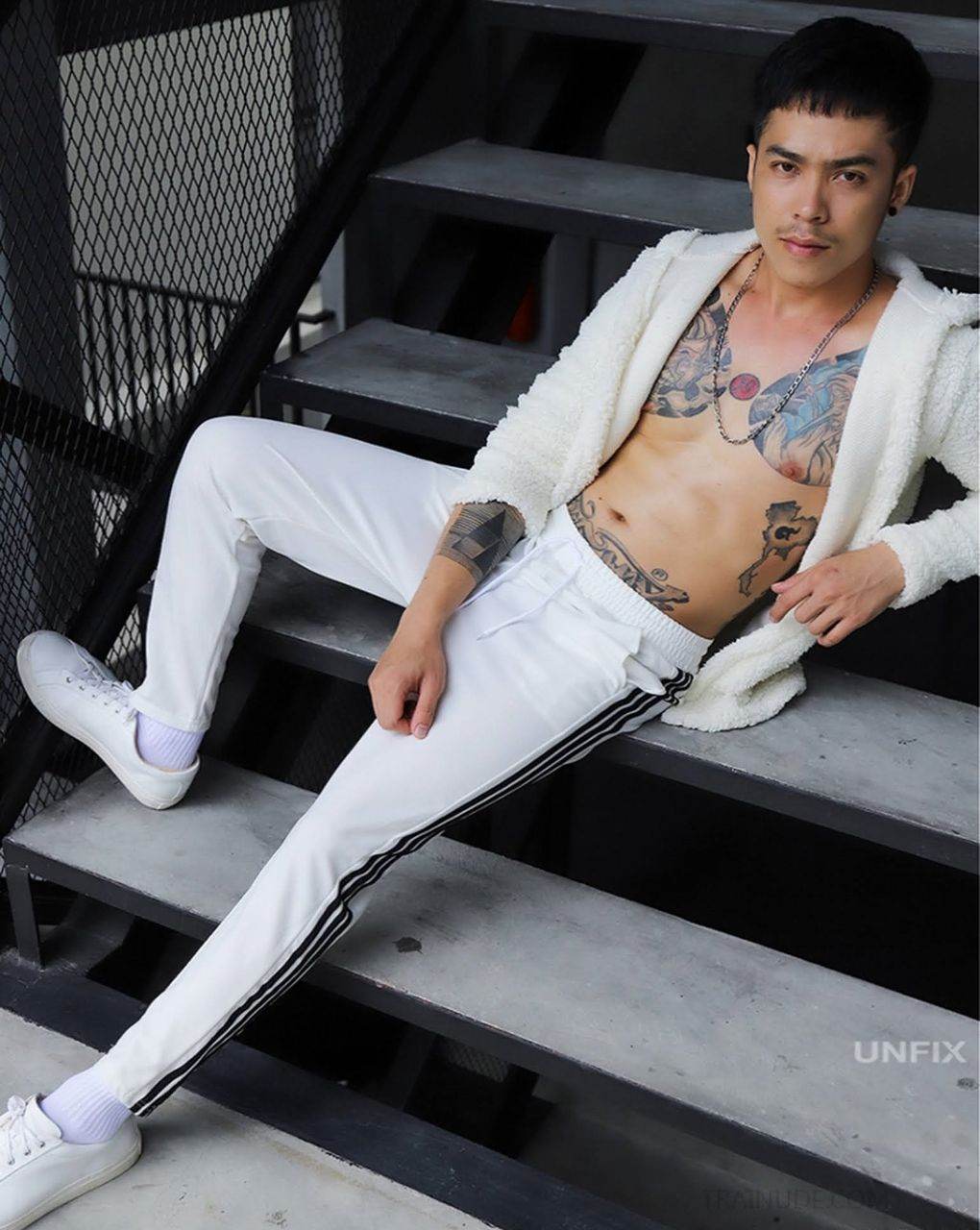 หนุ่มหล่อขึ้นปก 909