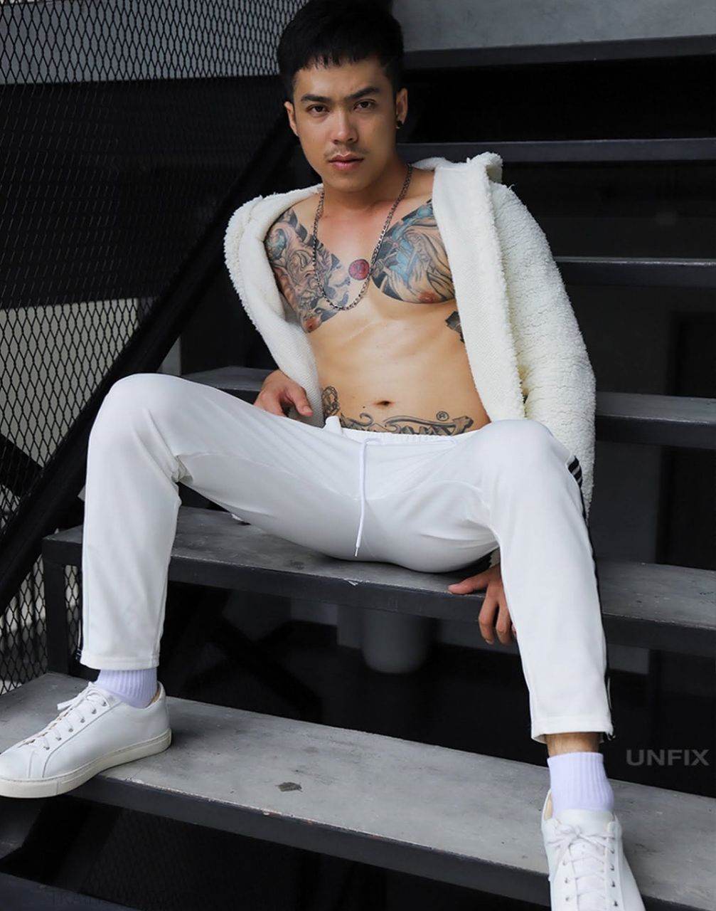หนุ่มหล่อขึ้นปก 909