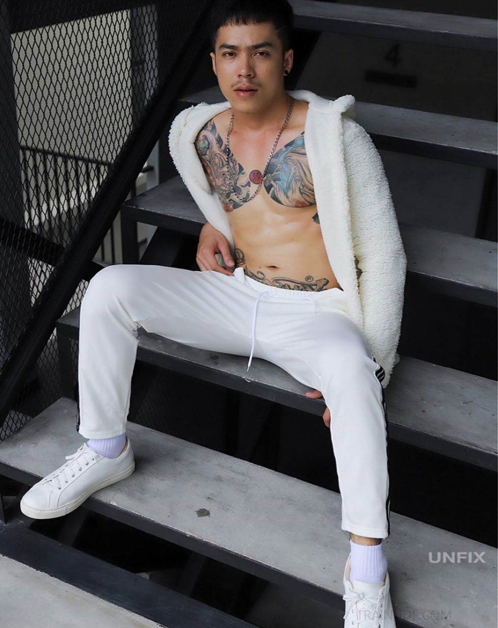 หนุ่มหล่อขึ้นปก 909