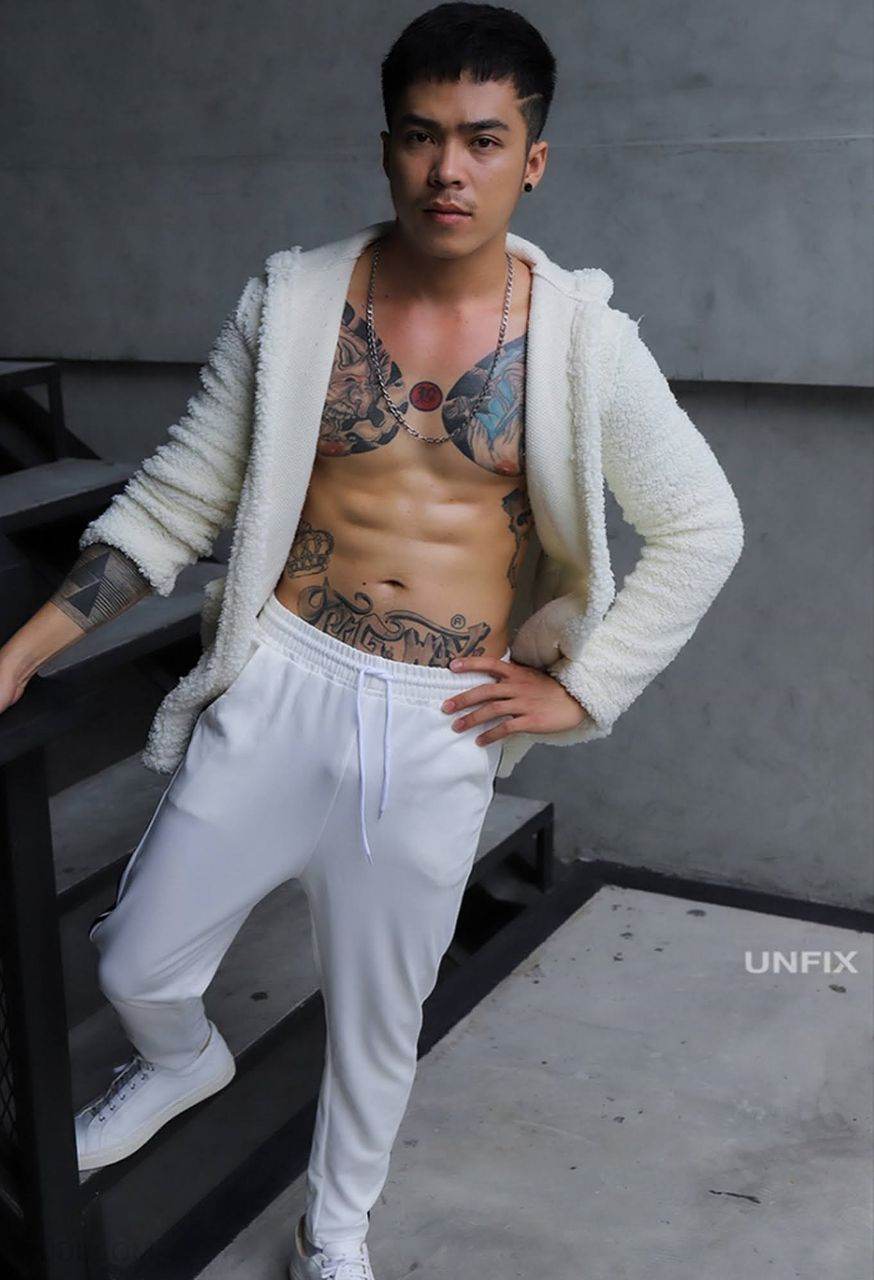 หนุ่มหล่อขึ้นปก 909