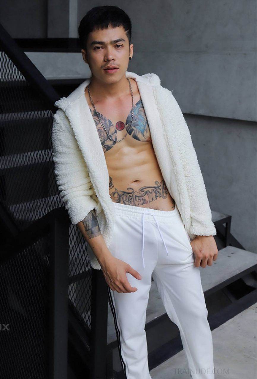 หนุ่มหล่อขึ้นปก 909
