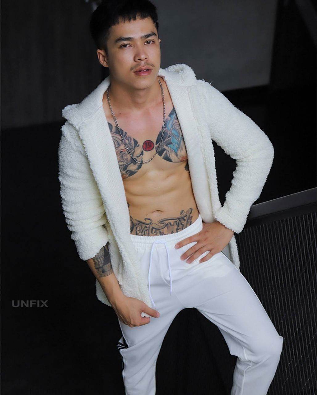 หนุ่มหล่อขึ้นปก 909