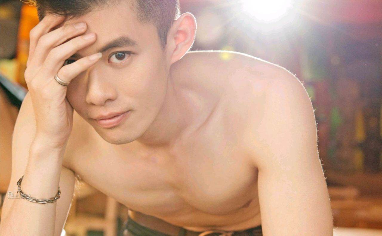หนุ่มหล่อขึ้นปก 907.1
