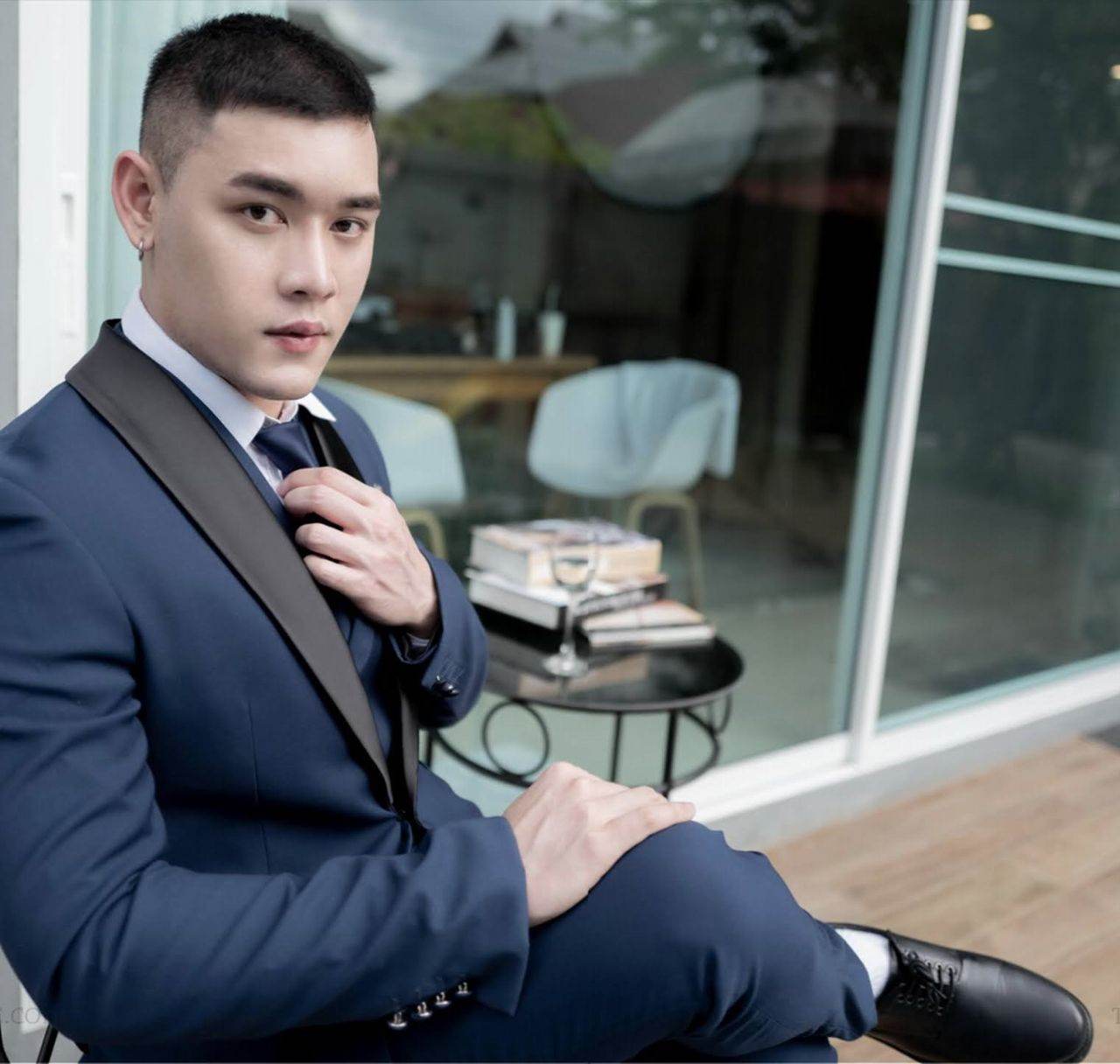 หนุ่มหล่อขึ้นปก 906.1