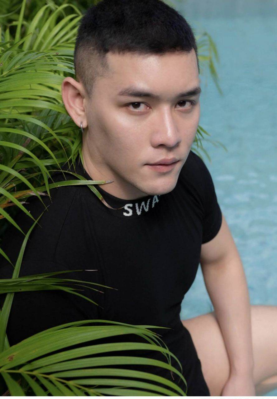 หนุ่มหล่อขึ้นปก 906.1