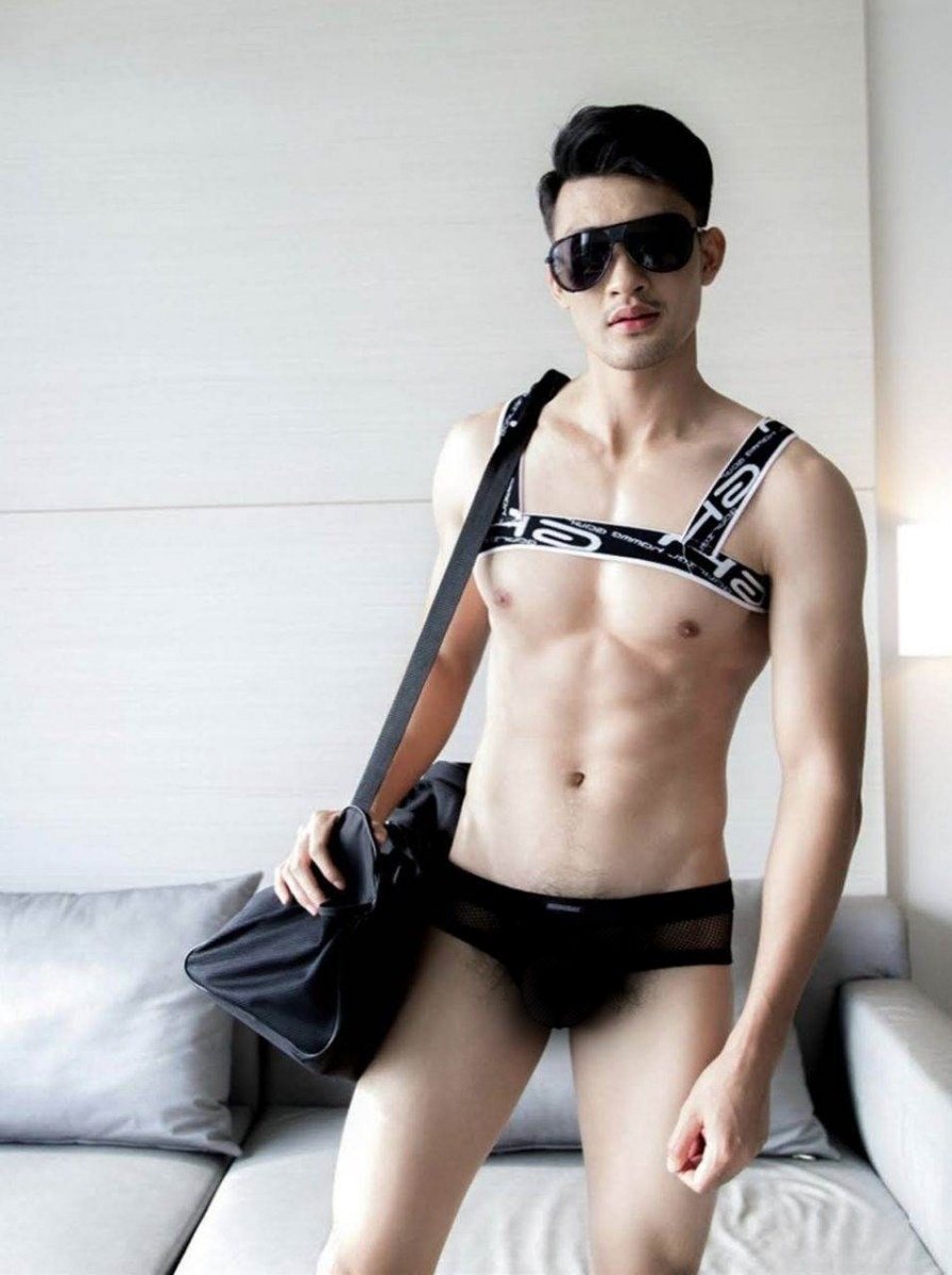 หนุ่มหล่อขึ้นปก 902.5