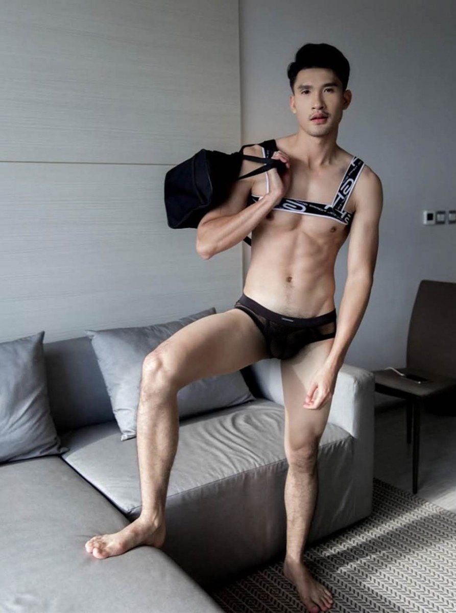 หนุ่มหล่อขึ้นปก 902.5