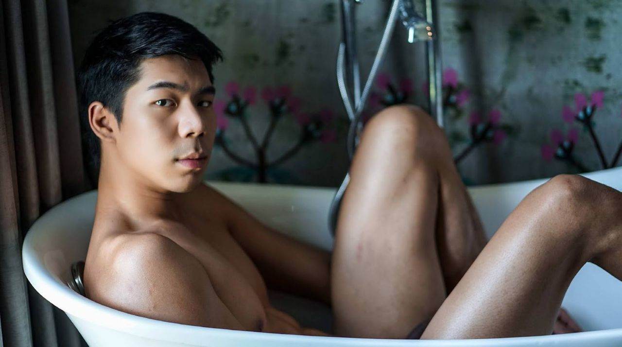 หนุ่มหล่อขึ้นปก 877.11