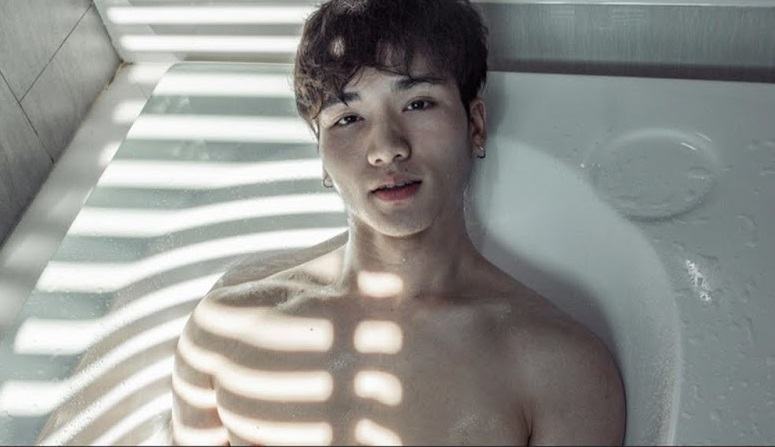 หนุ่มหล่อขึ้นปก 894.12