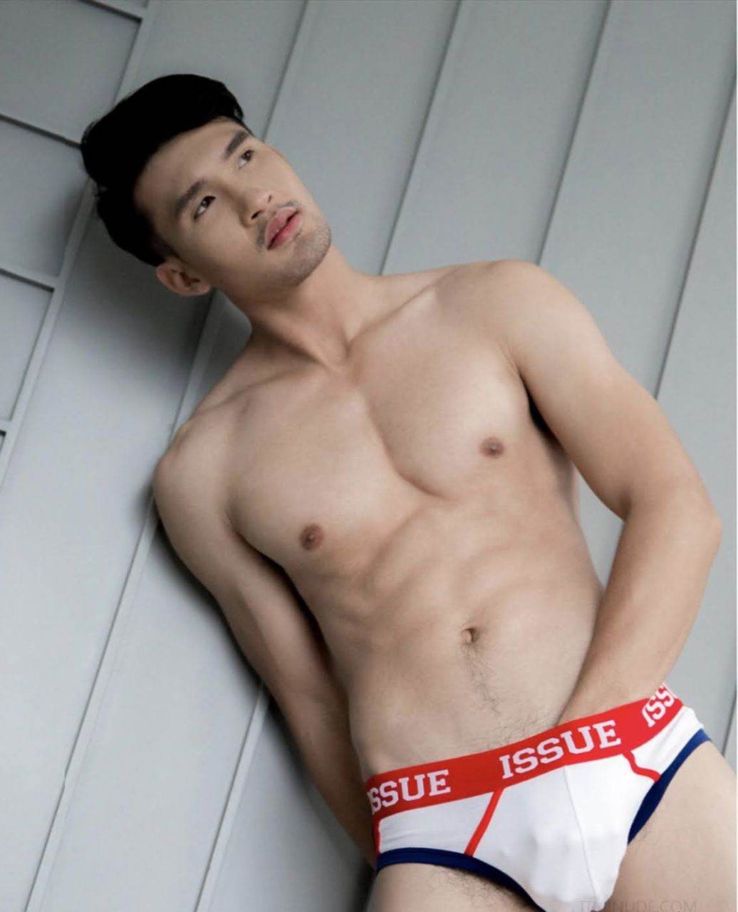 หนุ่มหล่อขึ้นปก 902.9