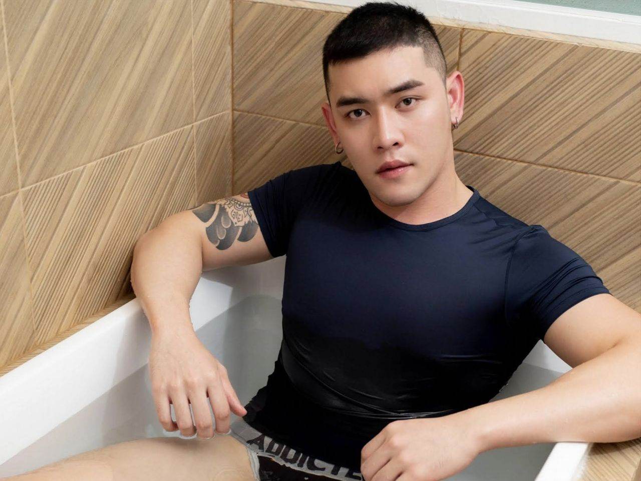 หนุ่มหล่อขึ้นปก 906.6