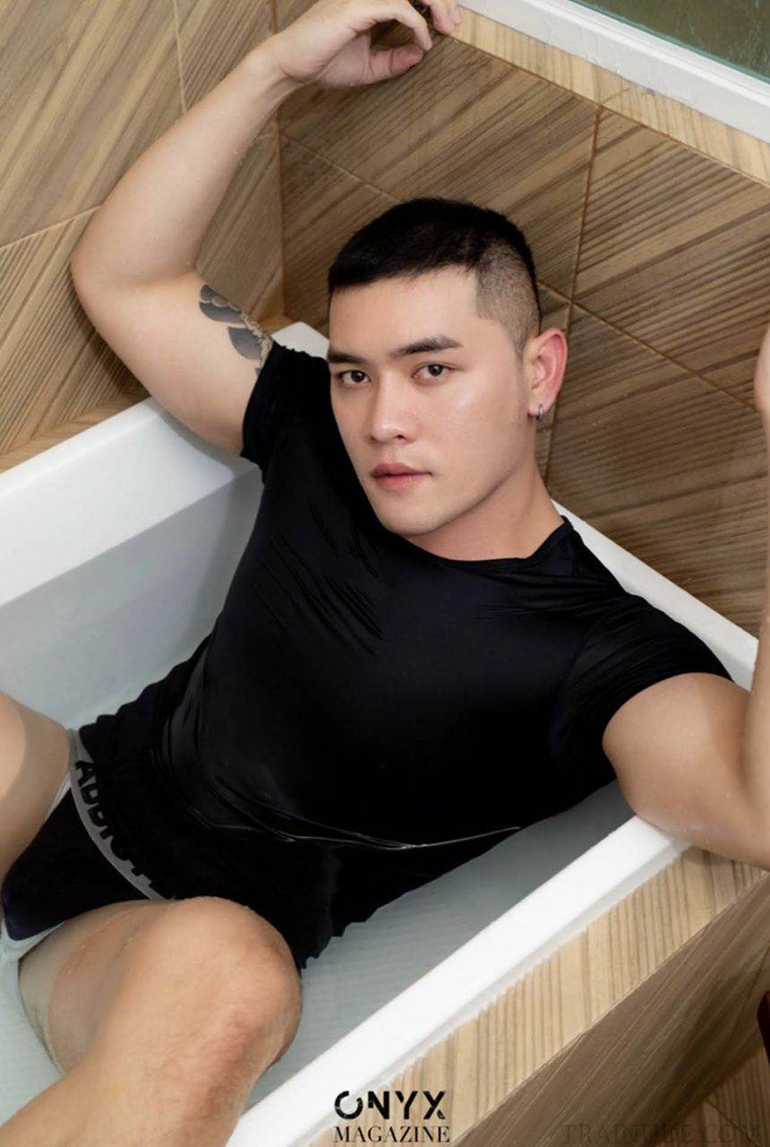 หนุ่มหล่อขึ้นปก 906.6