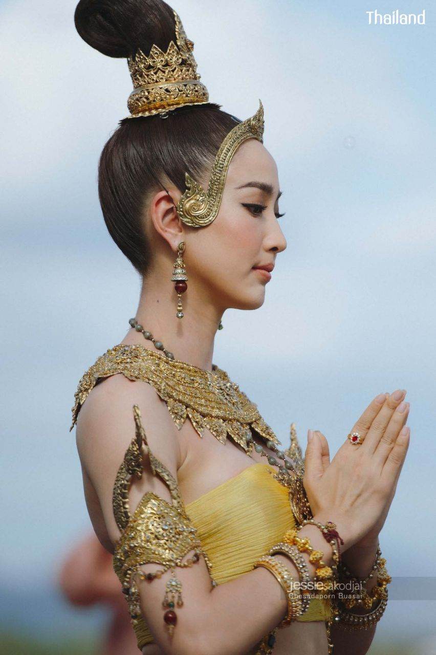 THAILAND 🇹🇭 | Thai Dance by Thai Actress "Taew - Natapohn Tameeruks"