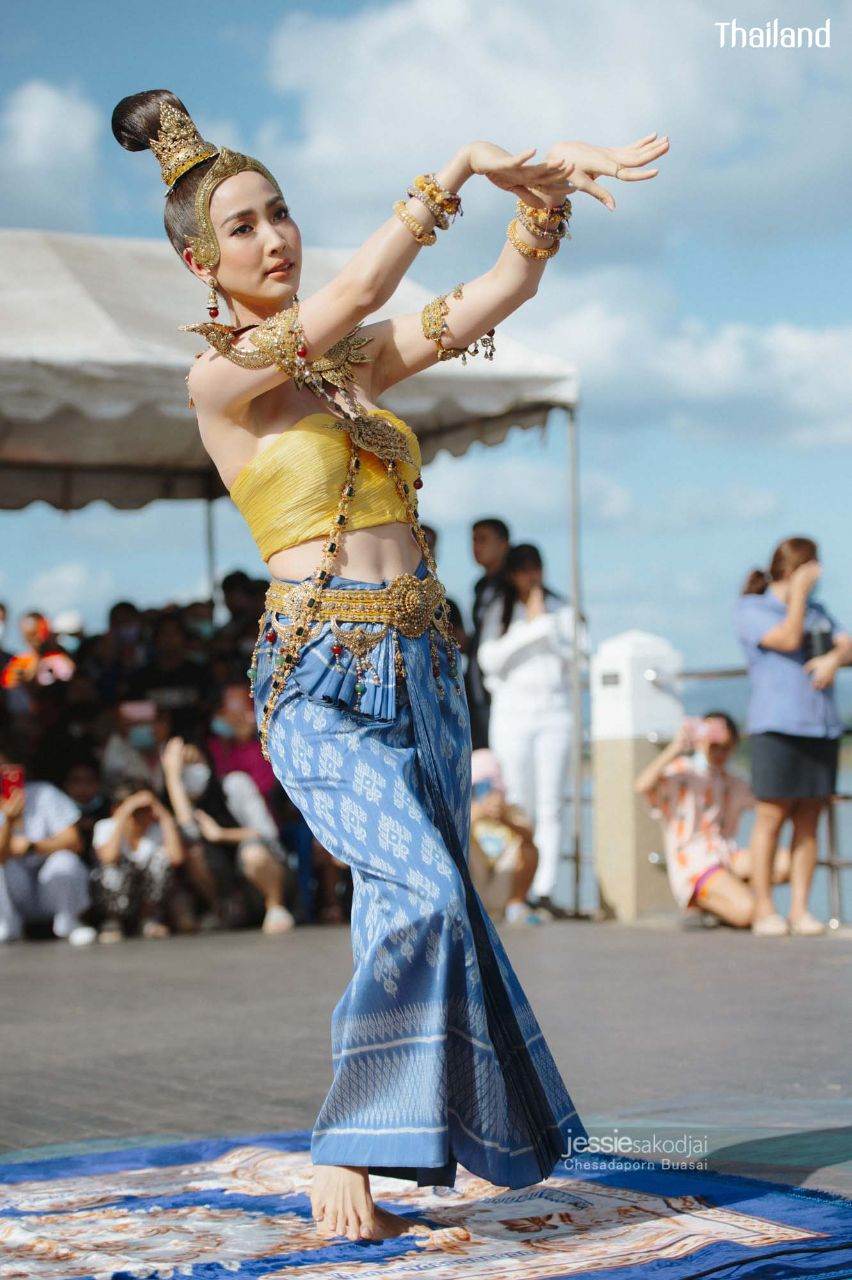 THAILAND 🇹🇭 | Thai Dance by Thai Actress "Taew - Natapohn Tameeruks"