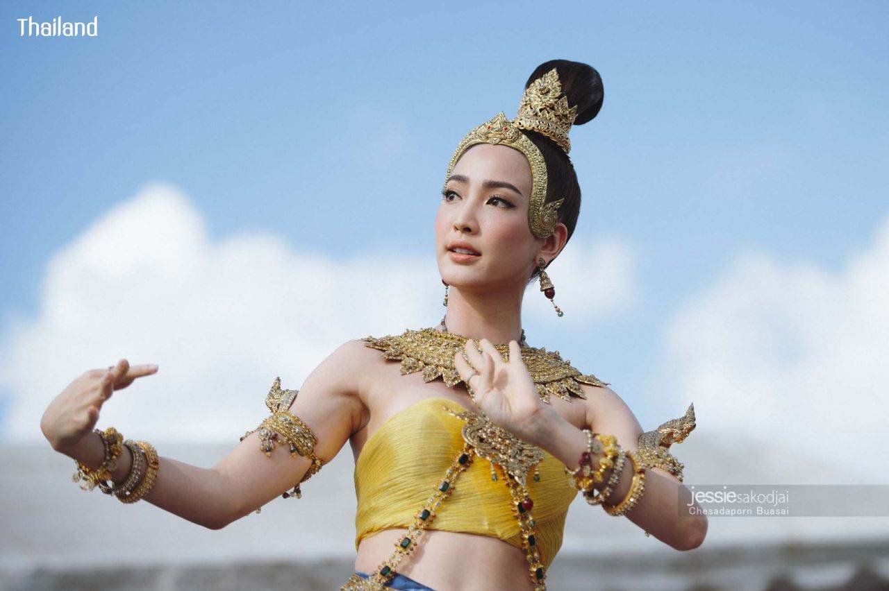 THAILAND 🇹🇭 | Thai Dance by Thai Actress "Taew - Natapohn Tameeruks"