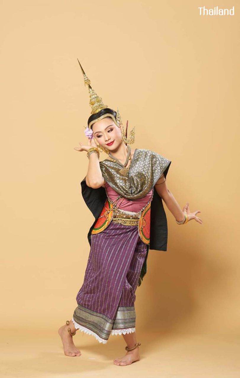 THAILAND 🇹🇭 | "เสิ่นย้ายฟายฟ้อน" Kinnari in Northeastern (I-san)