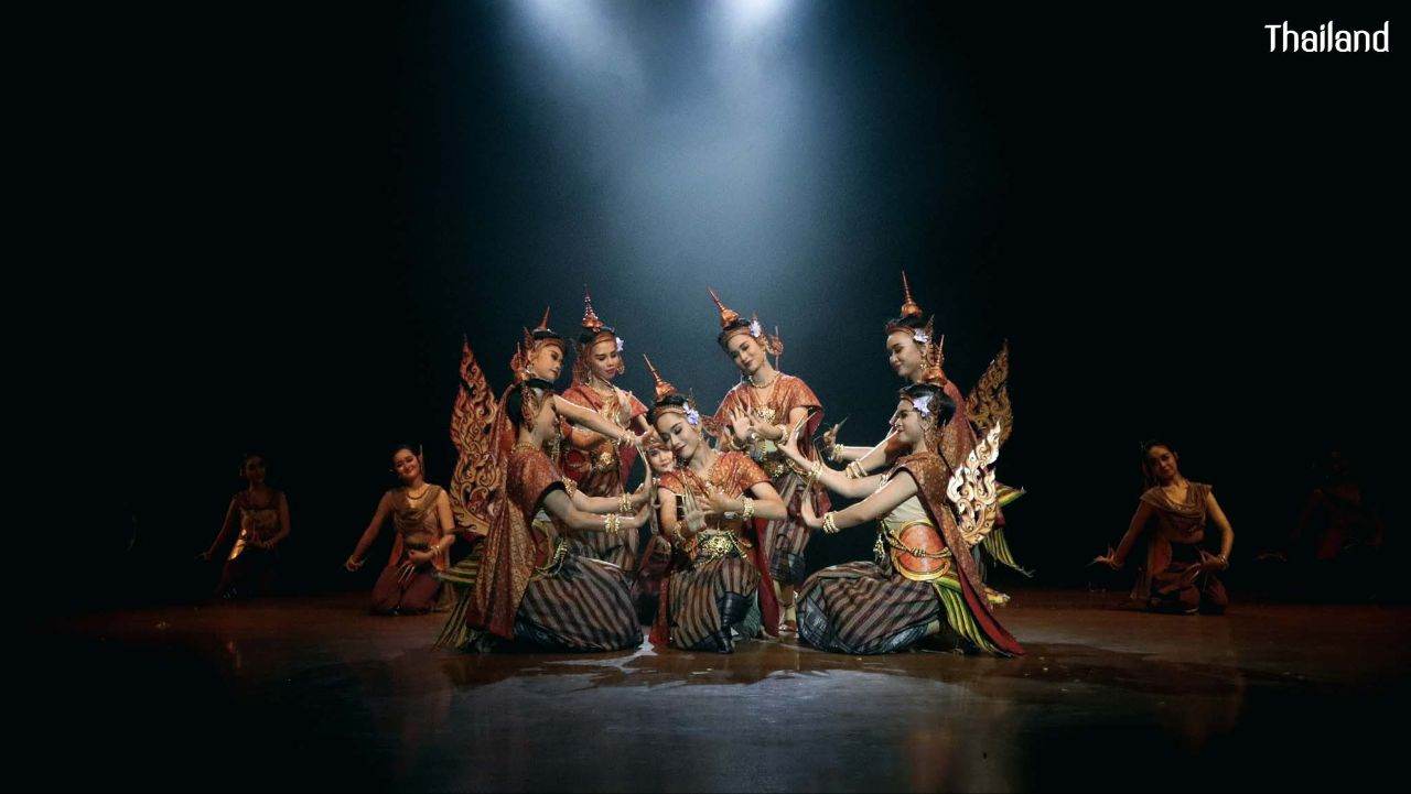 THAILAND 🇹🇭 | "เสิ่นย้ายฟายฟ้อน" Kinnari in Northeastern (I-san)