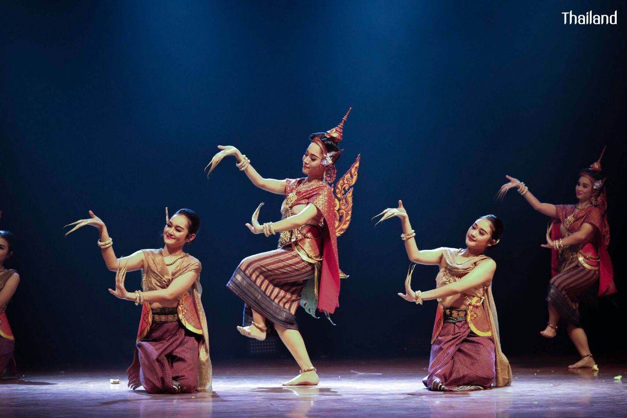 THAILAND 🇹🇭 | "เสิ่นย้ายฟายฟ้อน" Kinnari in Northeastern (I-san)