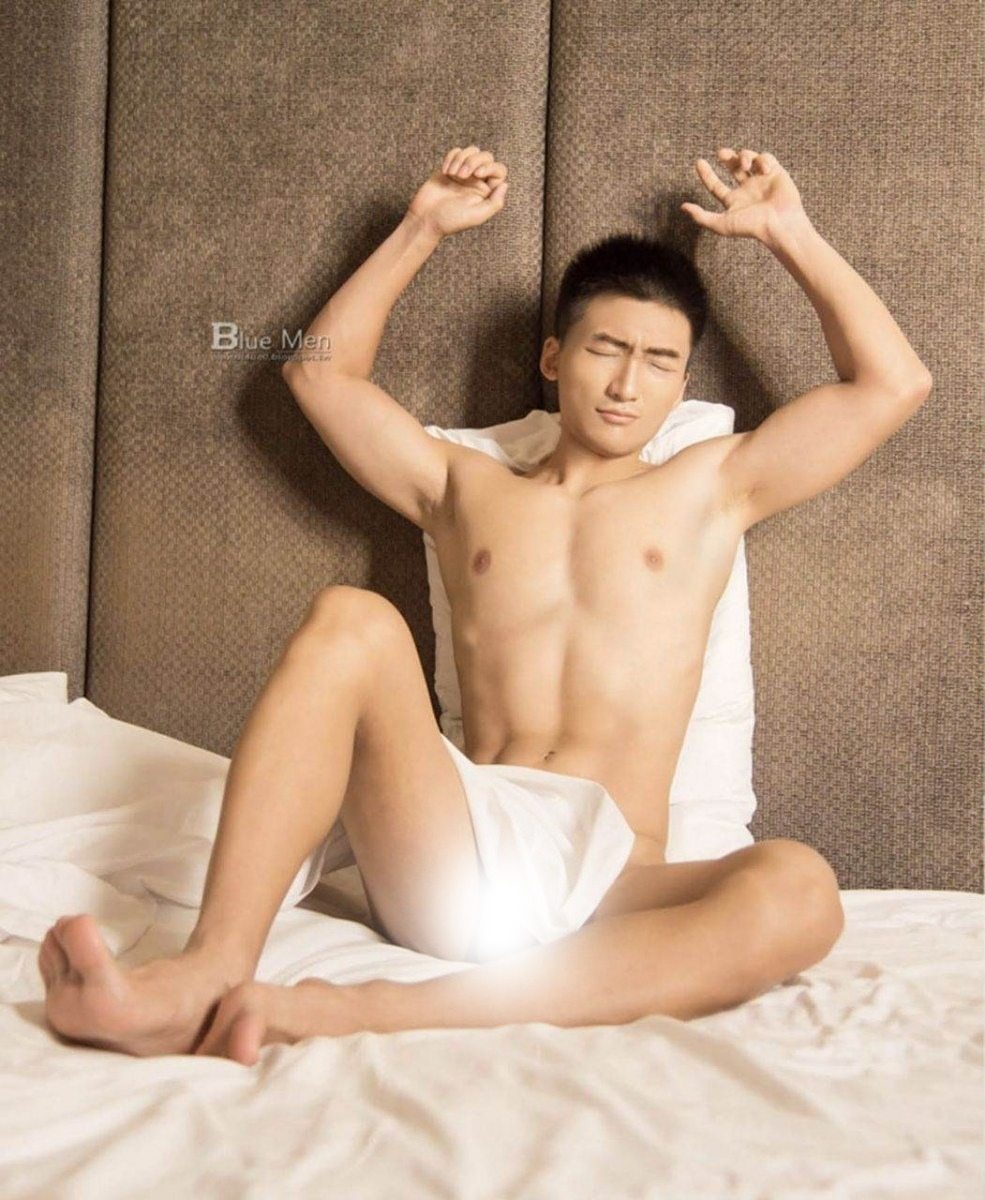 หนุ่มหล่อขึ้นปก 921