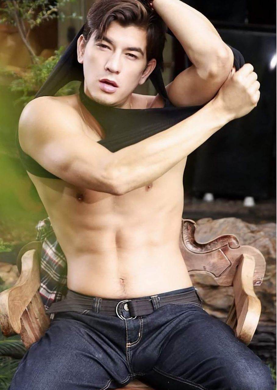 หนุ่มหล่อขึ้นปก 928