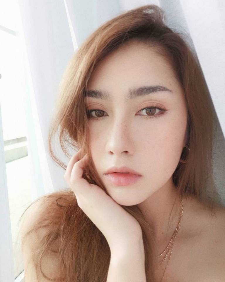 ฮาน่า ลีวิส เรื่อง ข้ามากับพระ