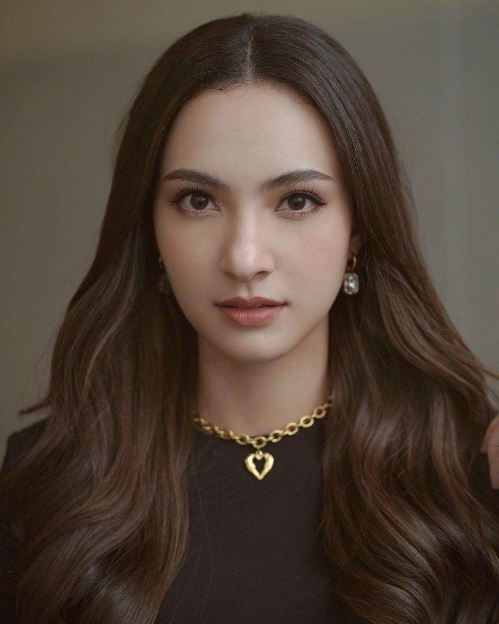 แอนนา กลึคส์ เรื่อง รักในรอยลวง