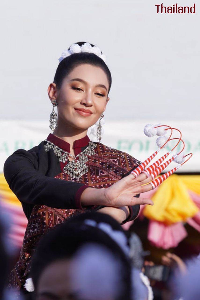 THAILAND ðđð | āļāđāļāļāļ āļđāđāļāļŠāļāļĨāļāļāļĢ, Phu Tai dance in Sakon Nakhon Province
