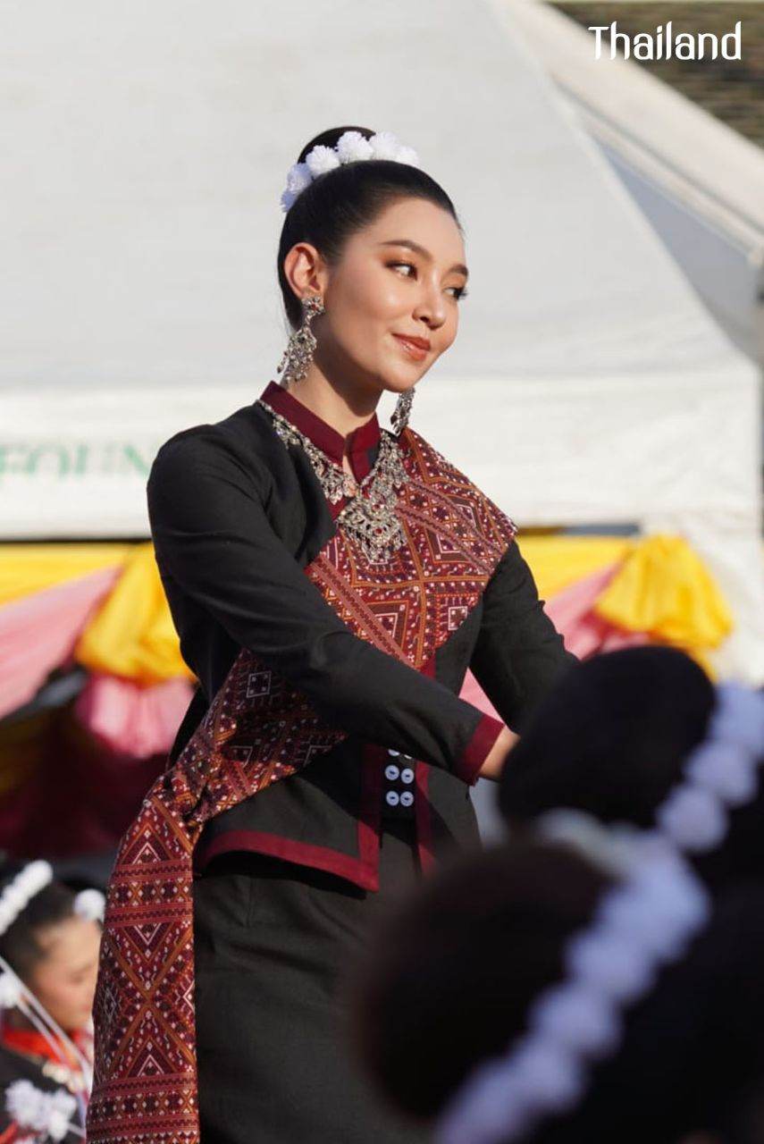 THAILAND ðđð | āļāđāļāļāļ āļđāđāļāļŠāļāļĨāļāļāļĢ, Phu Tai dance in Sakon Nakhon Province