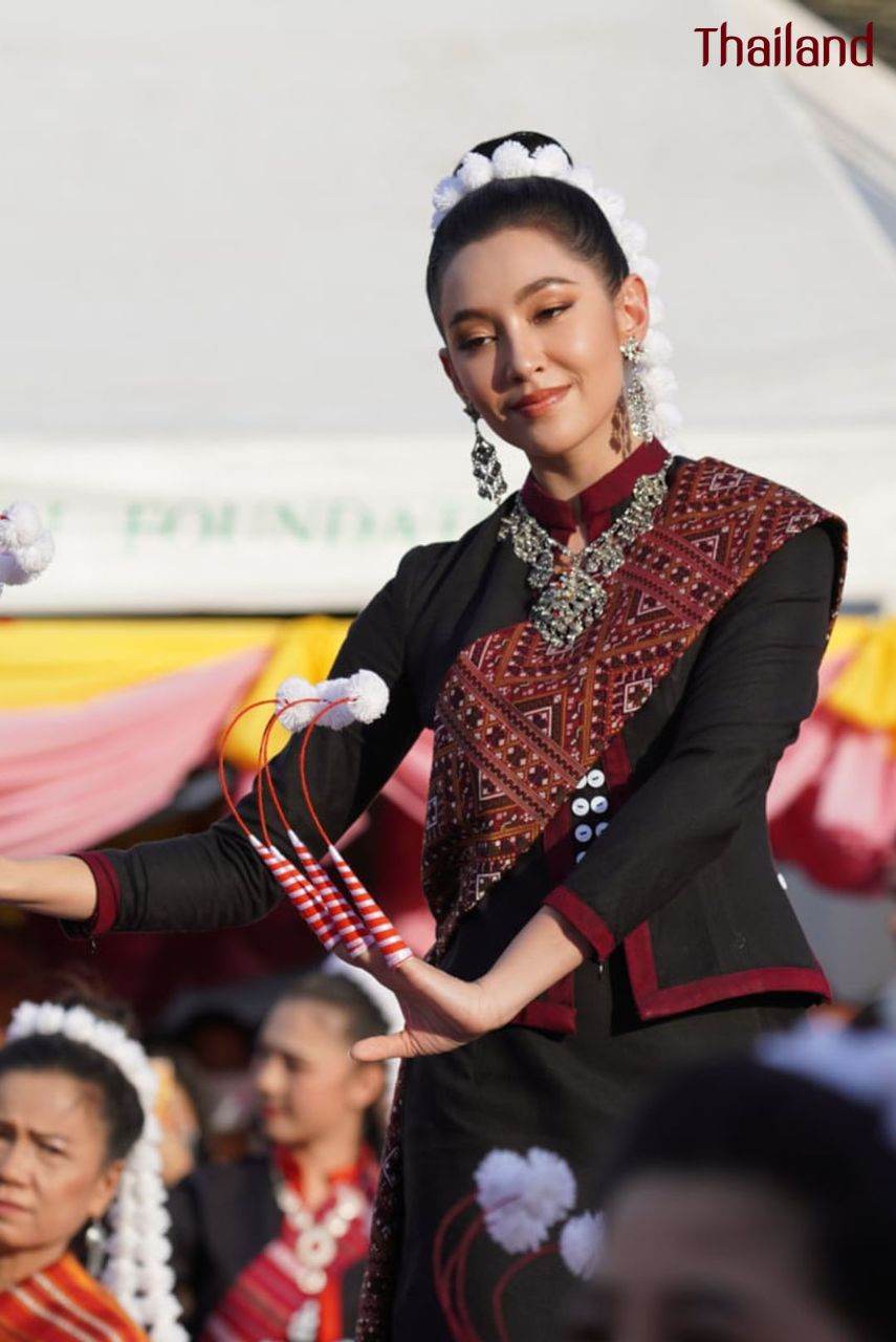 THAILAND ðđð | āļāđāļāļāļ āļđāđāļāļŠāļāļĨāļāļāļĢ, Phu Tai dance in Sakon Nakhon Province